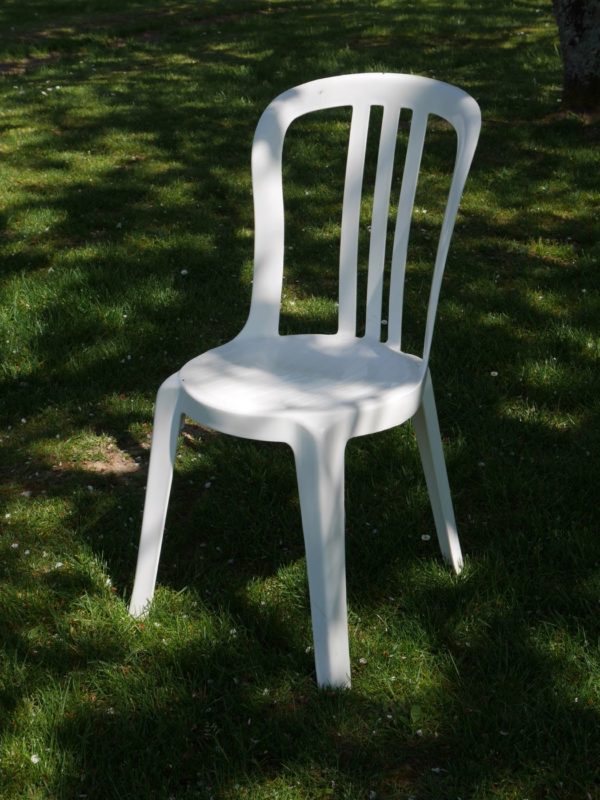 Chaise en résine blanche